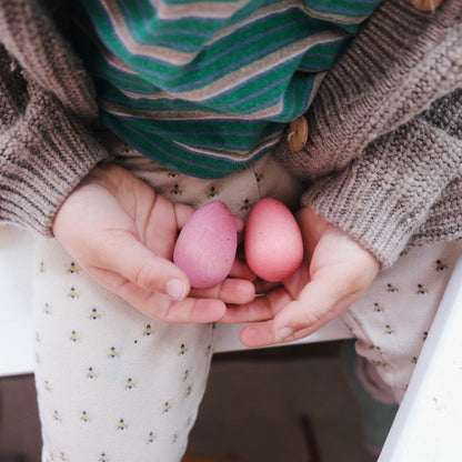 Färgglada ägg i trä