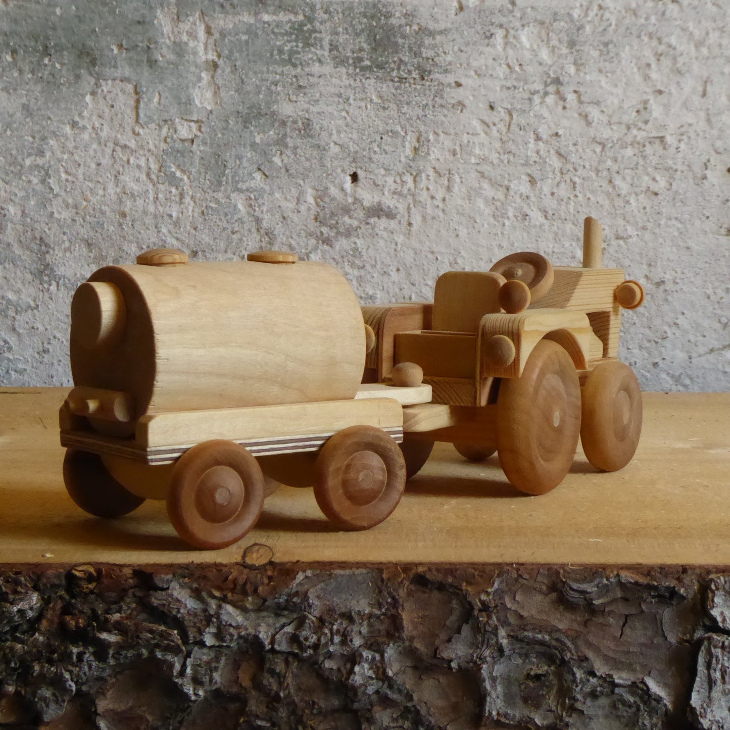 Större handgjord traktor med mjölkvagn